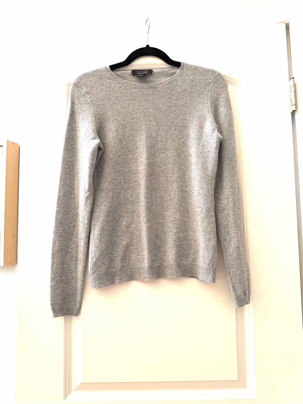 Cashmere by Bloomingdale’s 100% Cashmere Crewneck Lightweight Sweater. Classic S